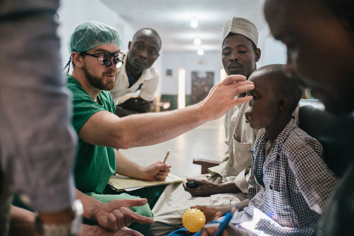 Un médico de MSF evalúa el rostro de Adamu, que ha perdido la nariz.