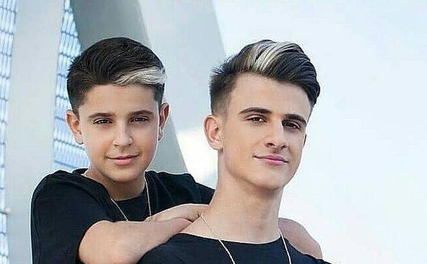 El dúo Adexe & Nau abre el programa de conciertos en la plaza de toros de Estepona