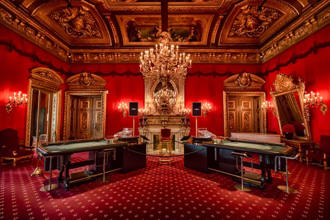 Hay todo tipo de adjetivos para definir al Casino Baden-Baden en la Selva Negra alemana, pero mucha gente elige la frase con que lo definió la actriz Marlene Dietrich: El casino más bello del mundo. Tiene más de 250 años de historia, sigue la línea de los palacios reales franceses y durante el siglo pasado fue uno de los sitios de reunión preferidos de la aristocracia europea y mundial. Actualmente es un complejo que, además del casino, incluye un spa y un centro de conferencias. Curiosamente el casino tiene especial fama ya que inspiró El Jugador la gran novela de Fiódor Dostoyevsky.