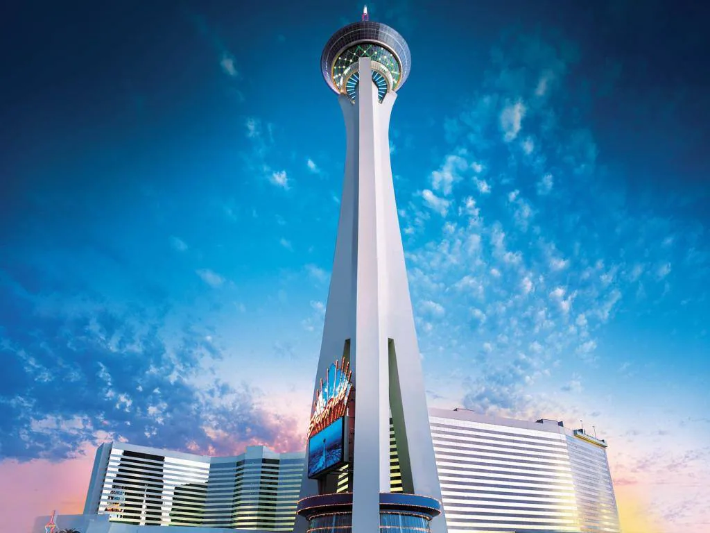 El más alto es el Stratosphere Las Vegas Hotel & Casino... y tiene un parque de atracciones. Su sala de juego se encuentra a unos 1.200 metros de altura. Se trata de la torre de observación independiente más alta de los Estados Unidos y una de las atracciones más emocionantes entre los resorts de Las Vegas. Además de la emoción del juego, este casino es todo un parque de atracciones situado en la parte más alta del hotel. Allí está el Big Shot, una torre de caída, a 329 metros de altura a una velocidad cuatro veces mayor que cualquier fuerza gravitatoria.