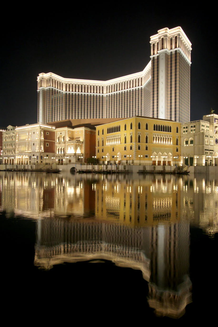 The Venetian Macao es el más grande del mundo y está en China. Se extiende por 166.420 metros cuadrados (es el tercer edificio más grande del mundo) y recuerda la mítica ciudad italiana, con su Puente del Rialto, su Campanile y sus góndolas navegando en un lago artificial. Se trata del mayor casino del mundo, con unas 900 mesas de juegos y miles de tragaperras repartidas en 51.000 m2. Además, su hotel, el más grande de Asia, ofrece 3.000 suites y 24 bares y restaurantes. Es prácticamente una ciudad entera dentro de una ciudad dedicada casi en su totalidad al juego.