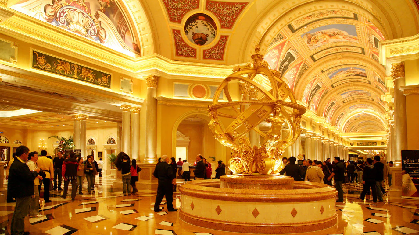 The Venetian Macao es el más grande del mundo y está en China. Se extiende por 166.420 metros cuadrados (es el tercer edificio más grande del mundo) y recuerda la mítica ciudad italiana, con su Puente del Rialto, su Campanile y sus góndolas navegando en un lago artificial. Se trata del mayor casino del mundo, con unas 900 mesas de juegos y miles de tragaperras repartidas en 51.000 m2. Además, su hotel, el más grande de Asia, ofrece 3.000 suites y 24 bares y restaurantes. Es prácticamente una ciudad entera dentro de una ciudad dedicada casi en su totalidad al juego.