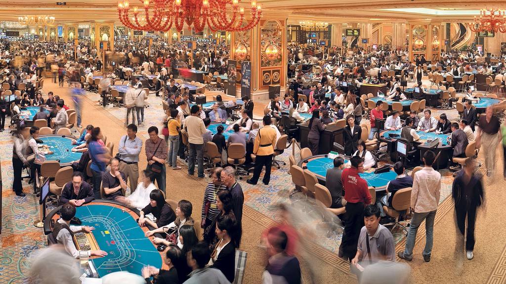 The Venetian Macao es el más grande del mundo y está en China. Se extiende por 166.420 metros cuadrados (es el tercer edificio más grande del mundo) y recuerda la mítica ciudad italiana, con su Puente del Rialto, su Campanile y sus góndolas navegando en un lago artificial. Se trata del mayor casino del mundo, con unas 900 mesas de juegos y miles de tragaperras repartidas en 51.000 m2. Además, su hotel, el más grande de Asia, ofrece 3.000 suites y 24 bares y restaurantes. Es prácticamente una ciudad entera dentro de una ciudad dedicada casi en su totalidad al juego.