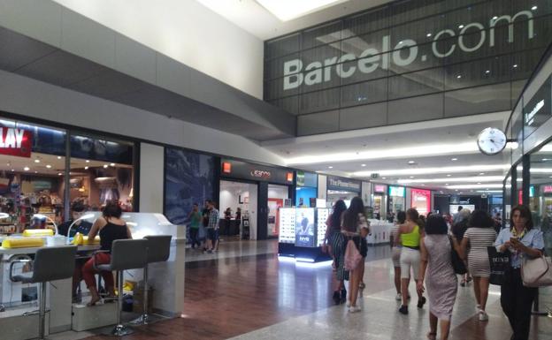 Imagen principal - Comercios del interior de Vialia. Hoyos en la carretera. Deterioros sobre la calzada.