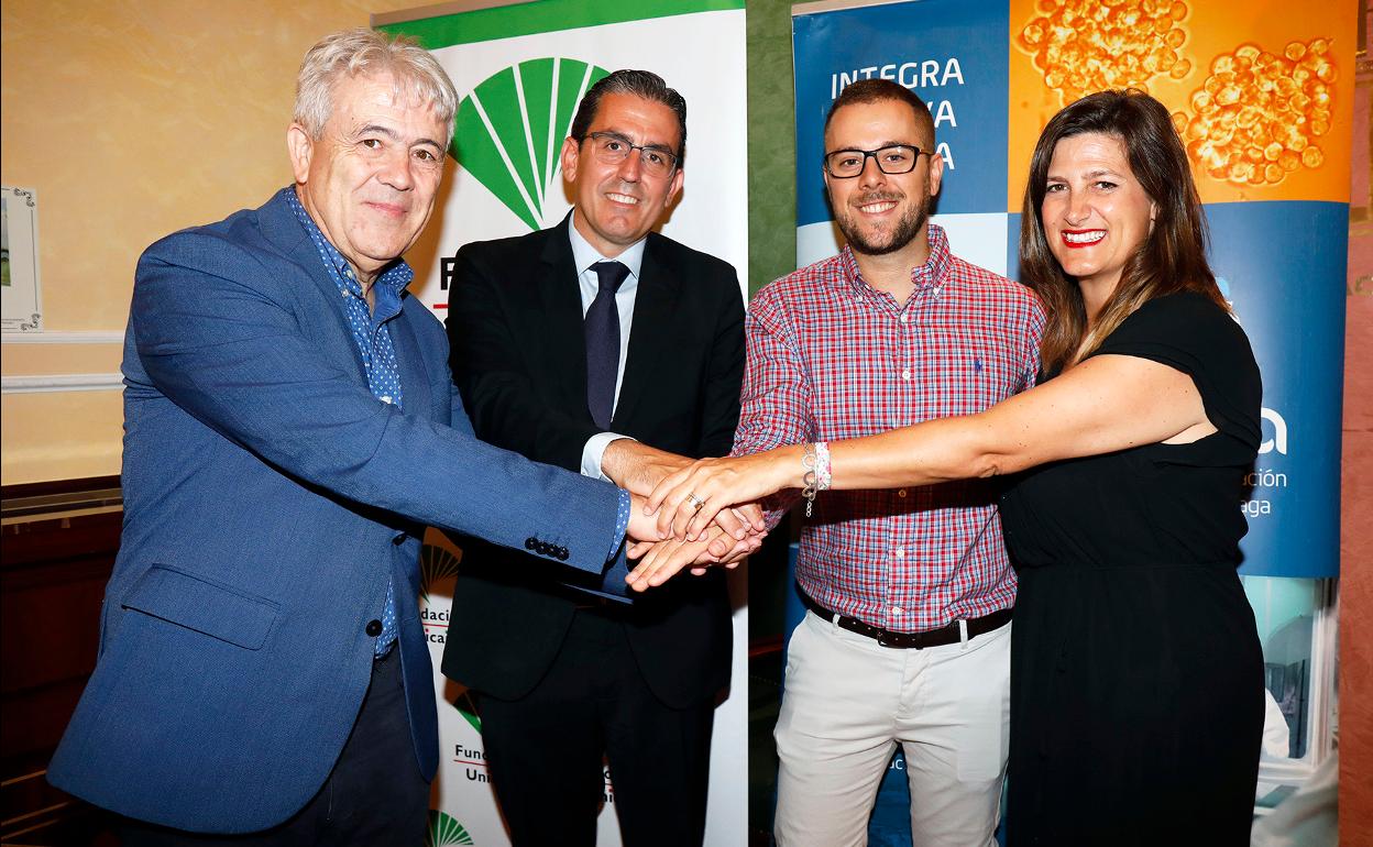 De izquierda a derecha, el doctor Emilio Alba; el director general de la Fundación Unicaja, Sergio Corral; el investigador Iñaki Comino-Méndez; y la responsable de Solidaridad Social y Educación de la Fundación Unicaja, Ana Cabrera.