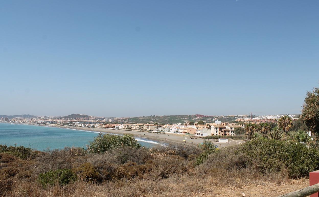 Vista de la bahía de Casares desde los alrededores de la Torre de la Sal. 