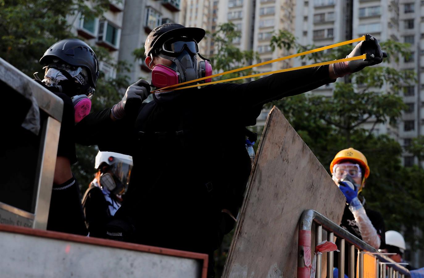 Después de las manifesaciones a las que acudieron más de 100.000 personas el domingo, el movimiento de las 'Tres Huelgas' paralizó Hong Kong este lunes.