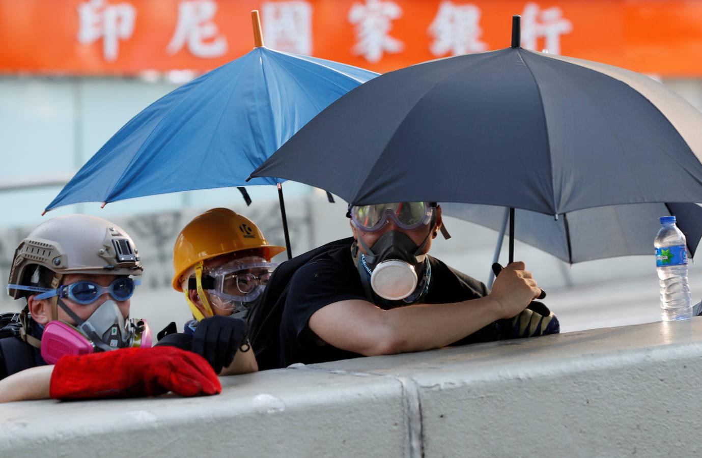 Después de las manifesaciones a las que acudieron más de 100.000 personas el domingo, el movimiento de las 'Tres Huelgas' paralizó Hong Kong este lunes.