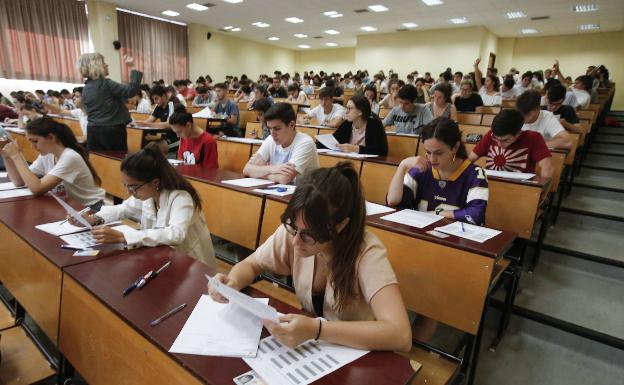 En selectividad se examinan muchas más chicas que chicos para el acceso a la universidad. 