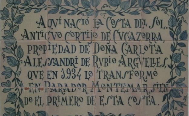 Mosaico con el texto 'Aquí nació la Costa del Sol'. 