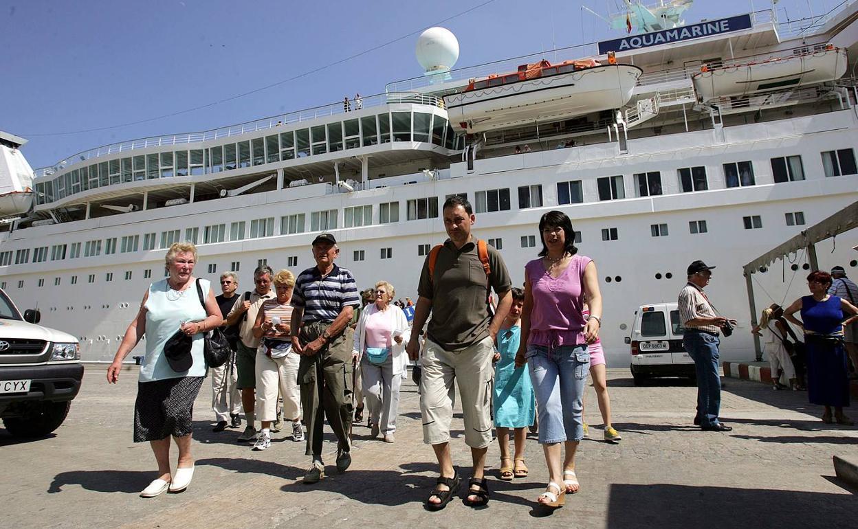 Cruceristas desembarcan en el Puerto de Málaga para visitar los atractivos de la ciudad