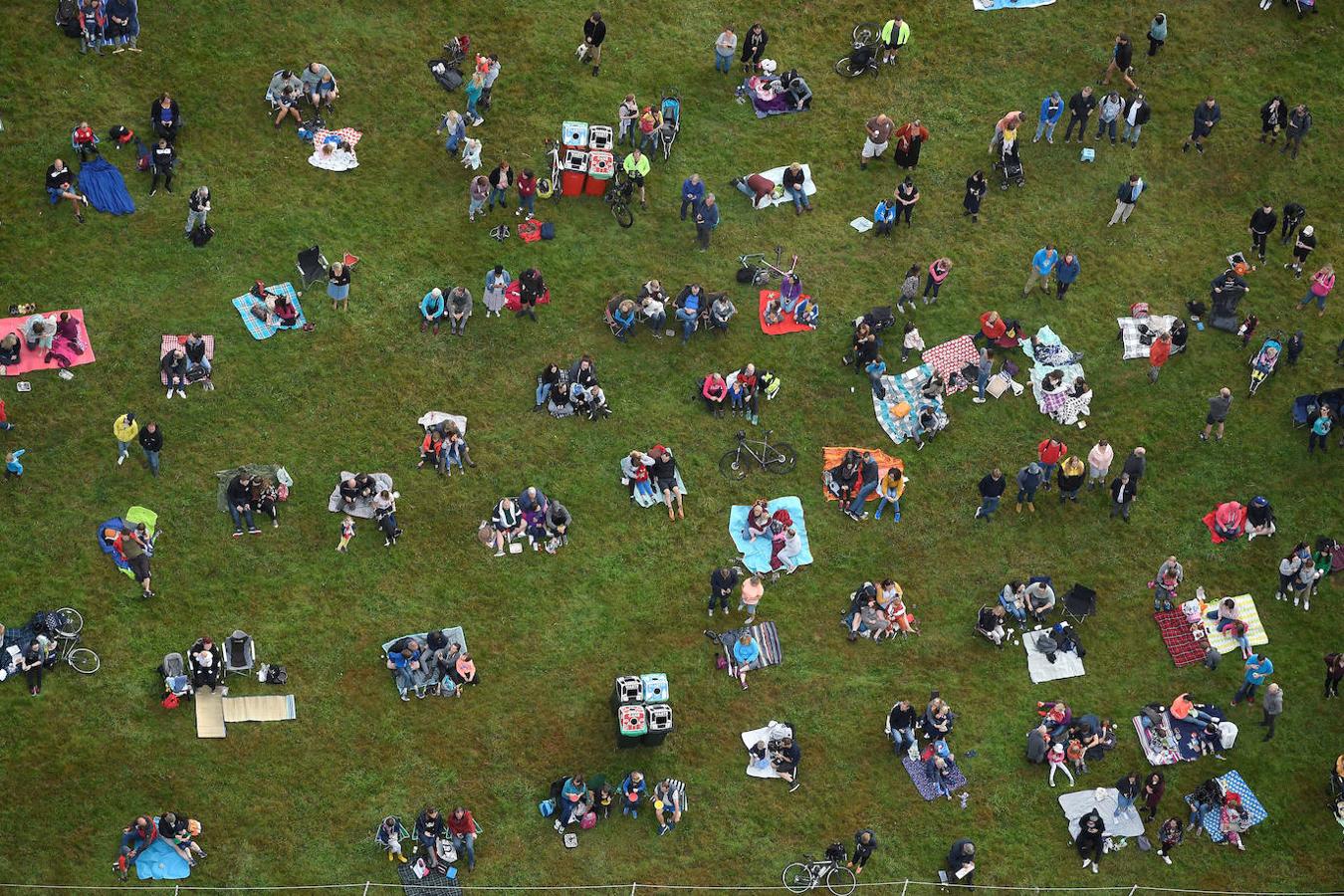 Un ascenso masivo de globos aerostáticos ha cubierto el cielo de Bristol con motivo del festival anual.