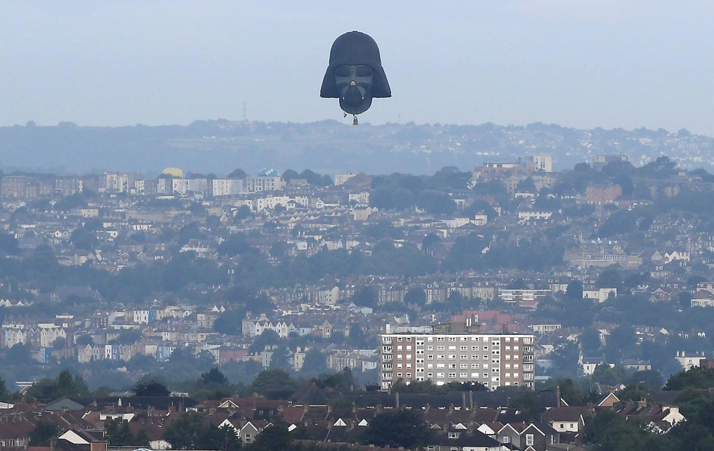 Un ascenso masivo de globos aerostáticos ha cubierto el cielo de Bristol con motivo del festival anual.