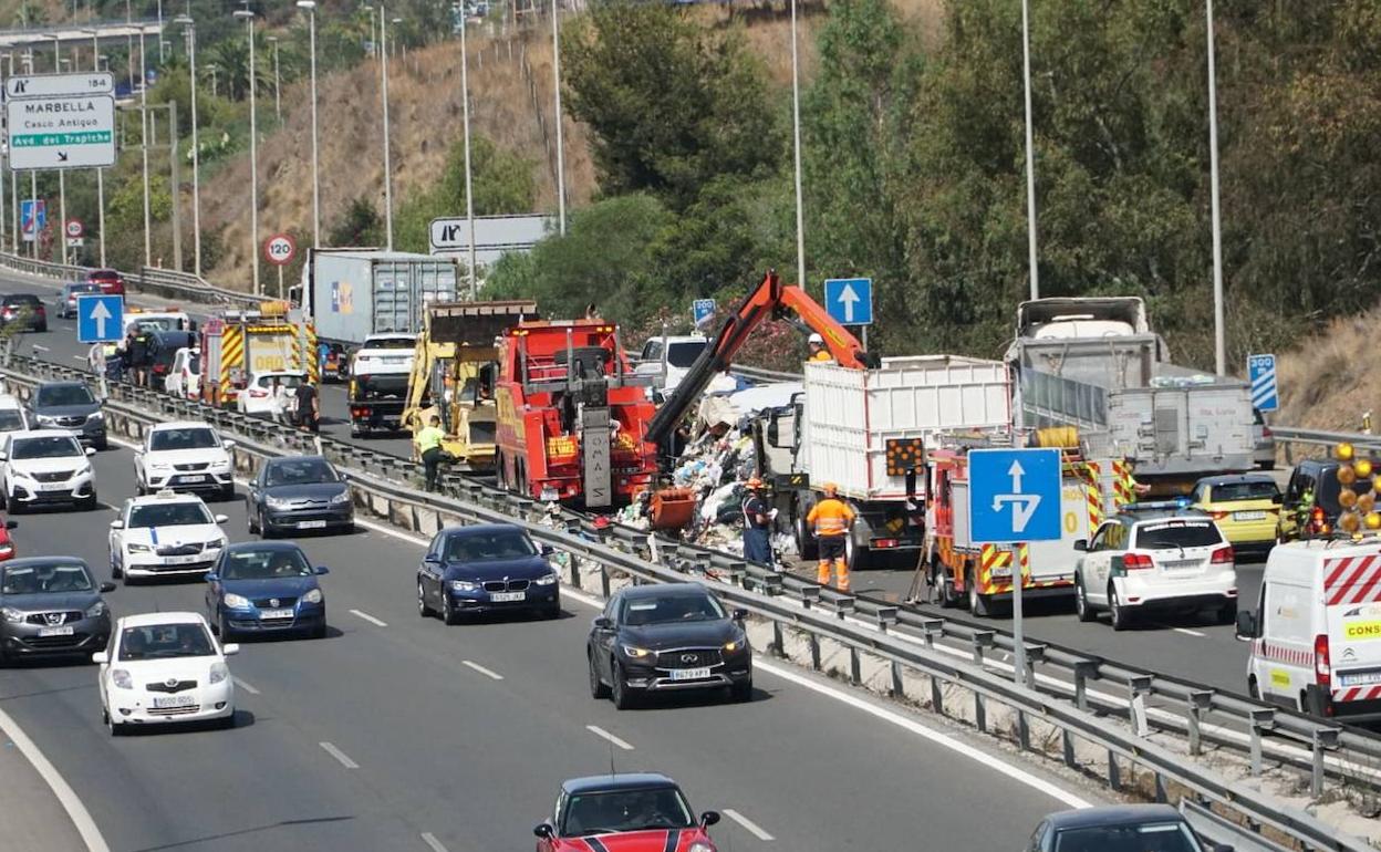 El vuelco de un tráiler en la A-7 origina hasta 12 kilómetros de retenciones en la entrada a Marbella