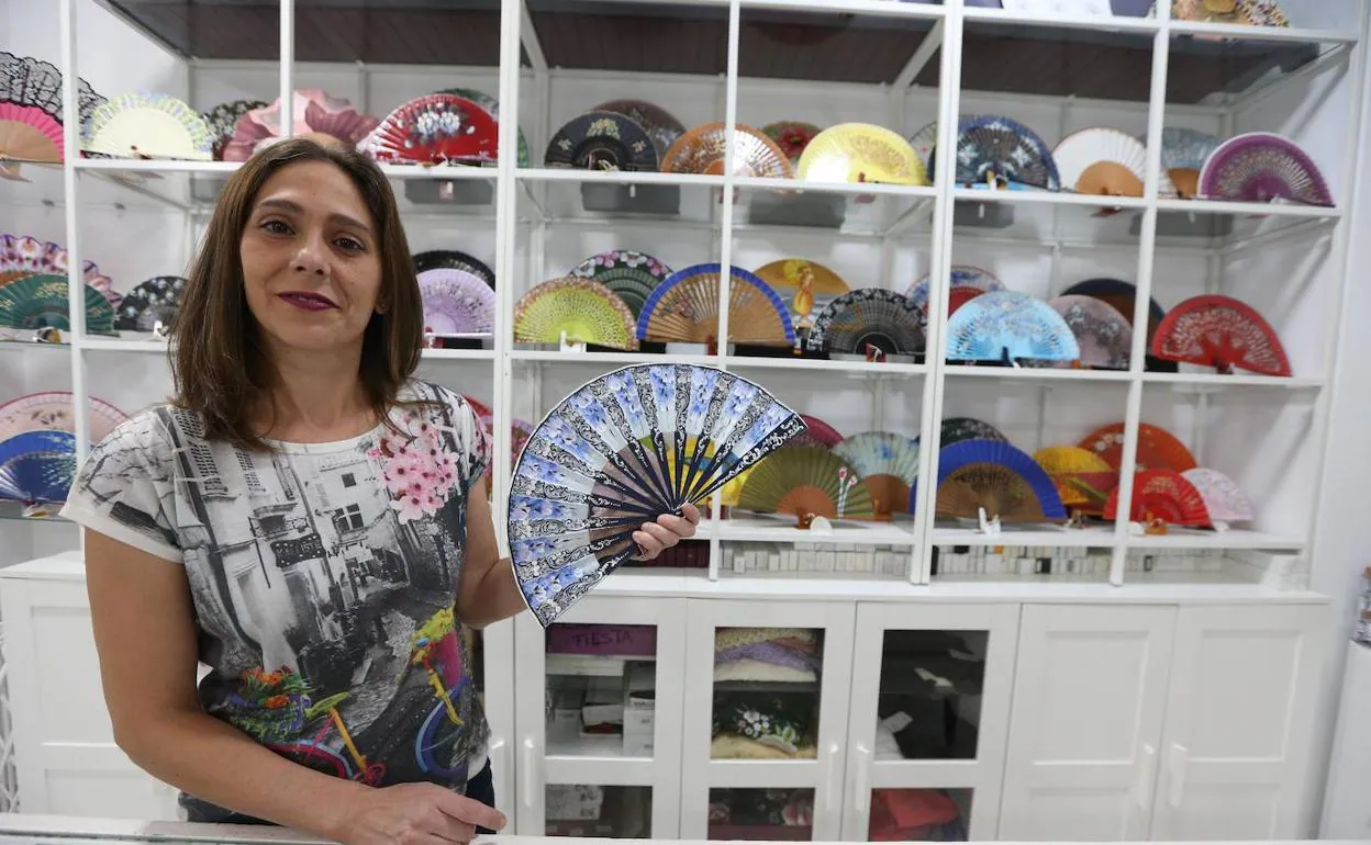 Cristina Guerrero, con uno de los abanicos que vende en su tienda Celyan. 