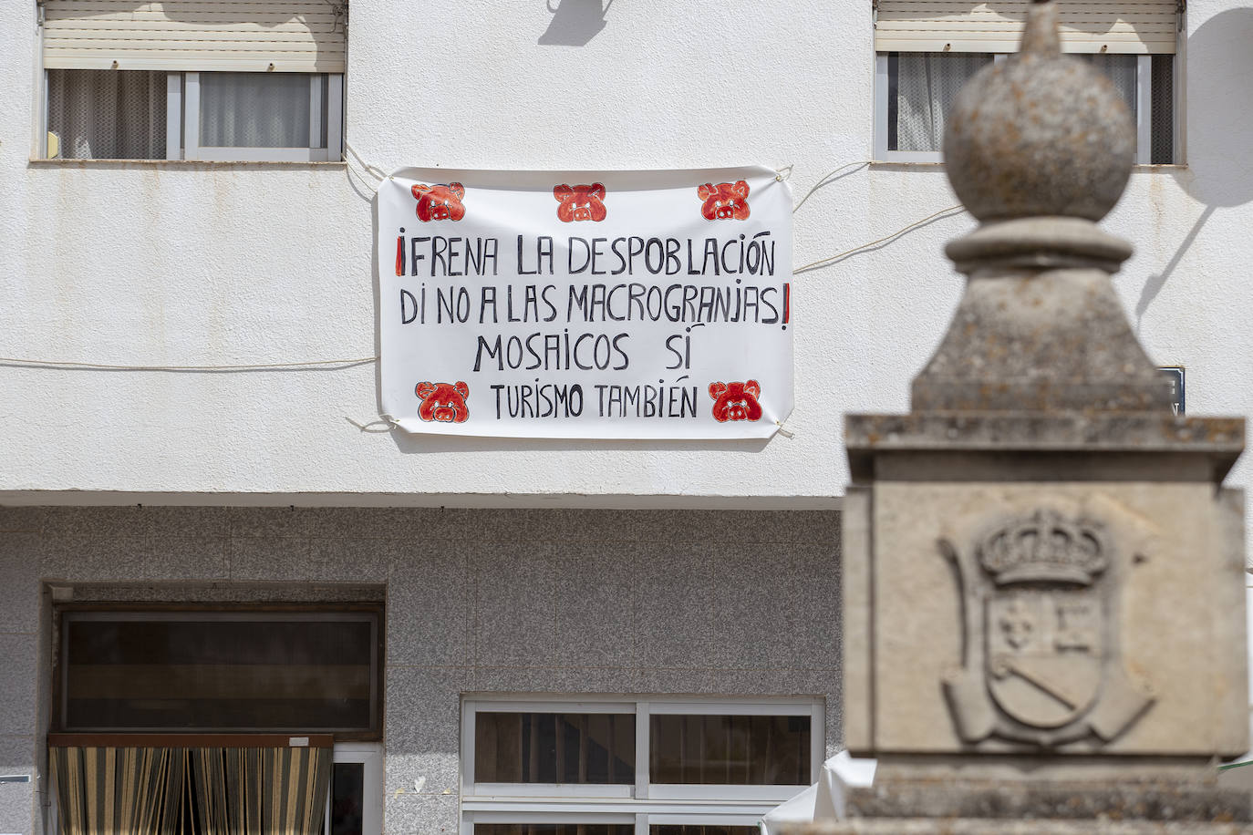 El pueblo Villar de Domingo García, a ocho kilómetros del yacimiento, muestra ahora pancartas en contra de las macrogranjas y a favor de potenciar el turismo para la Villa Romana de Noheda.