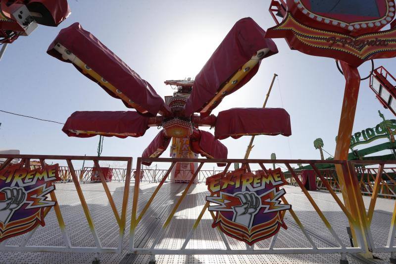 Feriantes, operarios municipales y de contratas y peñistas llevan semanas afanados en poner a punto todos los elementos que conforman esa ciudad efímera que es el Real de Cortijo de Torres.