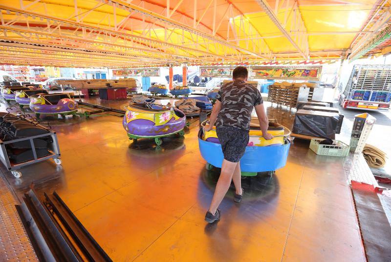 Feriantes, operarios municipales y de contratas y peñistas llevan semanas afanados en poner a punto todos los elementos que conforman esa ciudad efímera que es el Real de Cortijo de Torres.