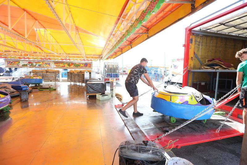 Feriantes, operarios municipales y de contratas y peñistas llevan semanas afanados en poner a punto todos los elementos que conforman esa ciudad efímera que es el Real de Cortijo de Torres.