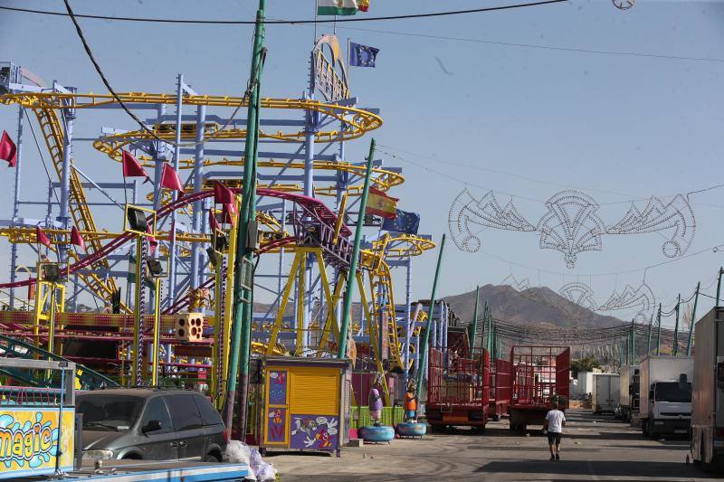 Feriantes, operarios municipales y de contratas y peñistas llevan semanas afanados en poner a punto todos los elementos que conforman esa ciudad efímera que es el Real de Cortijo de Torres.