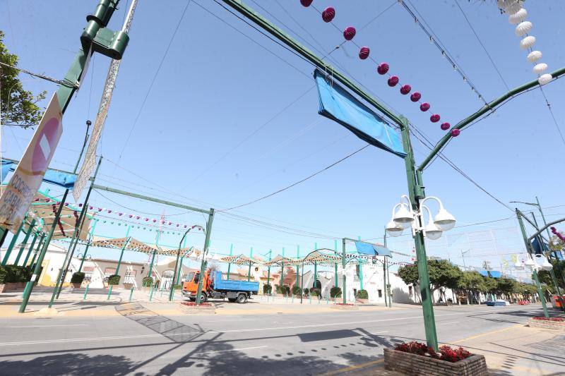 Feriantes, operarios municipales y de contratas y peñistas llevan semanas afanados en poner a punto todos los elementos que conforman esa ciudad efímera que es el Real de Cortijo de Torres.