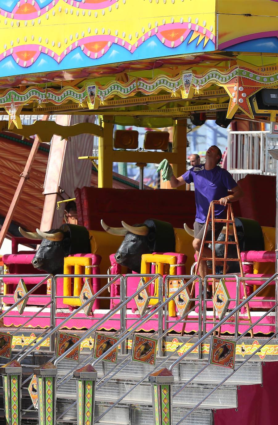 Feriantes, operarios municipales y de contratas y peñistas llevan semanas afanados en poner a punto todos los elementos que conforman esa ciudad efímera que es el Real de Cortijo de Torres.