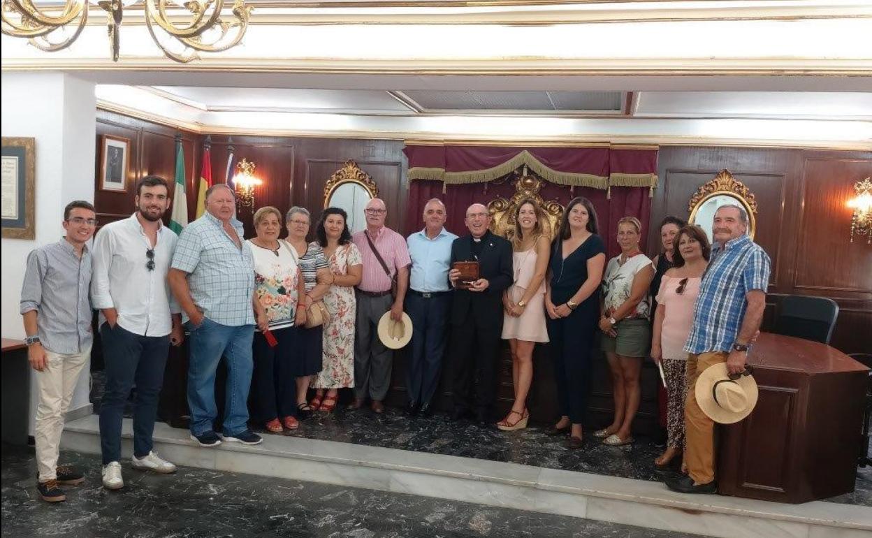 El padre Alcántara junto a vecinos y miembros del Ayuntamiento de Almogía tras la entrega de la Llave de Oro.