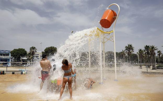 El terral se va, pero amenaza con volver en plena feria