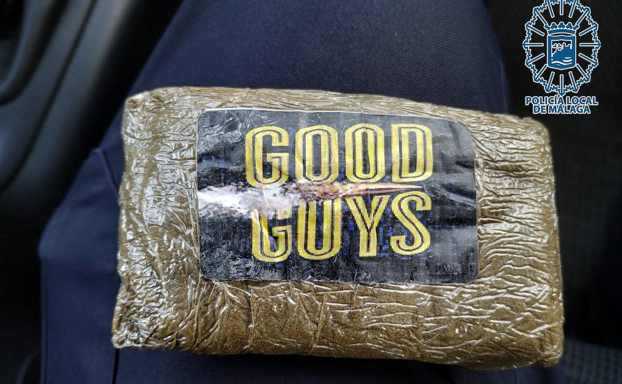Tableta de hachís incautada con la inscripción 'Good guys' (Buenos chicos). 
