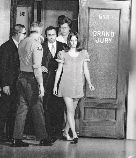 Imagen - Fotografía sin fecha cedida por Roca Editorial que muestra a la testigo Susan Atkins (d), durante un juicio por los asesinatos a la actriz Sharon Tate, su futuro hijo, y otras cuatro personas, ocurridos en 1969, en Los Ángeles, California (EE UU). / EFE