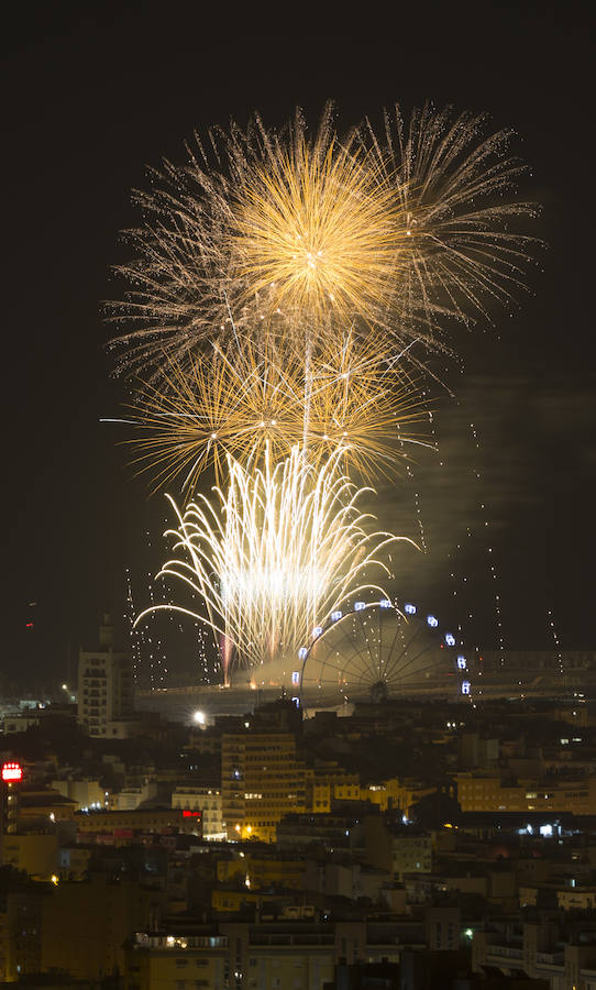 Tras el pregón, los espectáculos pirotécnicos toman la noche. Toneladas de pólvora y música