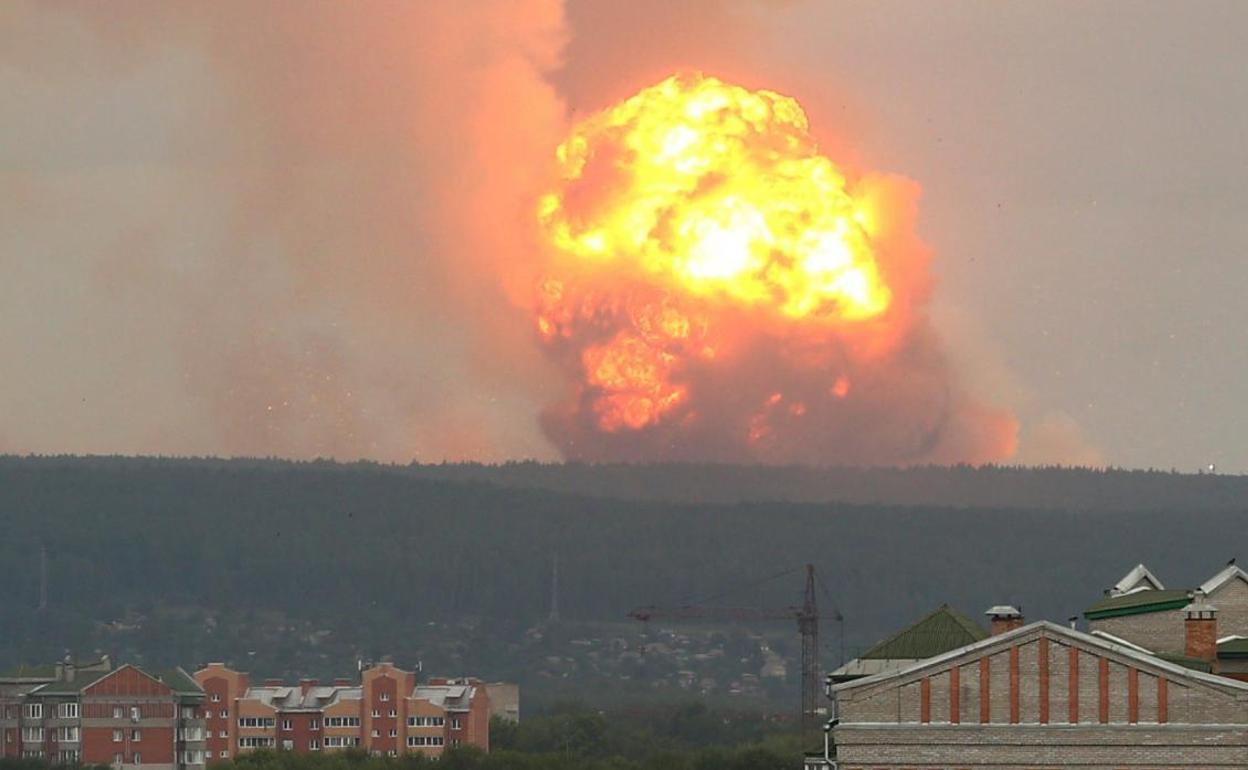Momento de la explosión en el centro de armamento ruso.