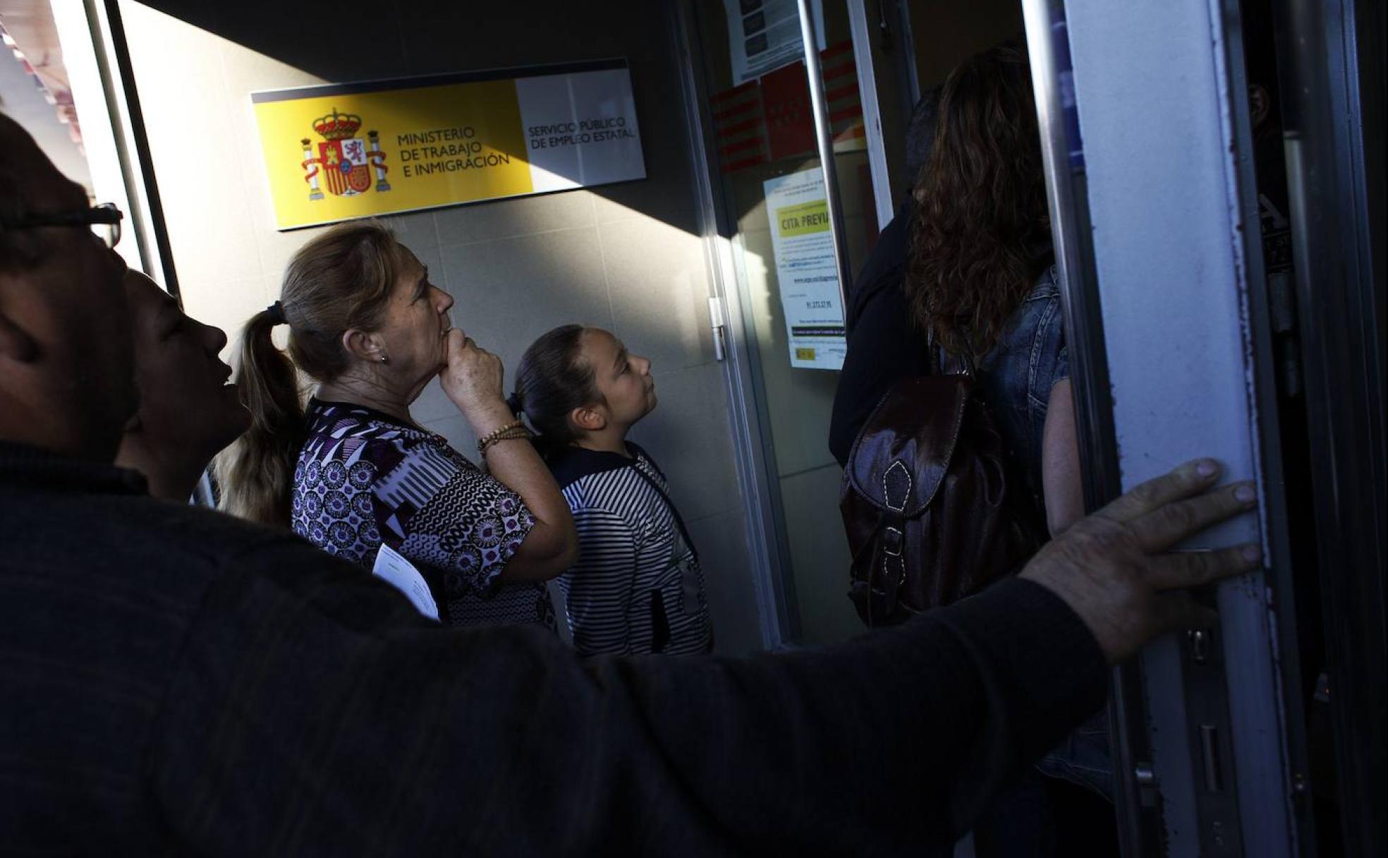 Un par de mujeres en paro de más de 50 años lee un aviso en una oficina de empleo. Son uno de los colectivos más castigados por el mercado laboral.