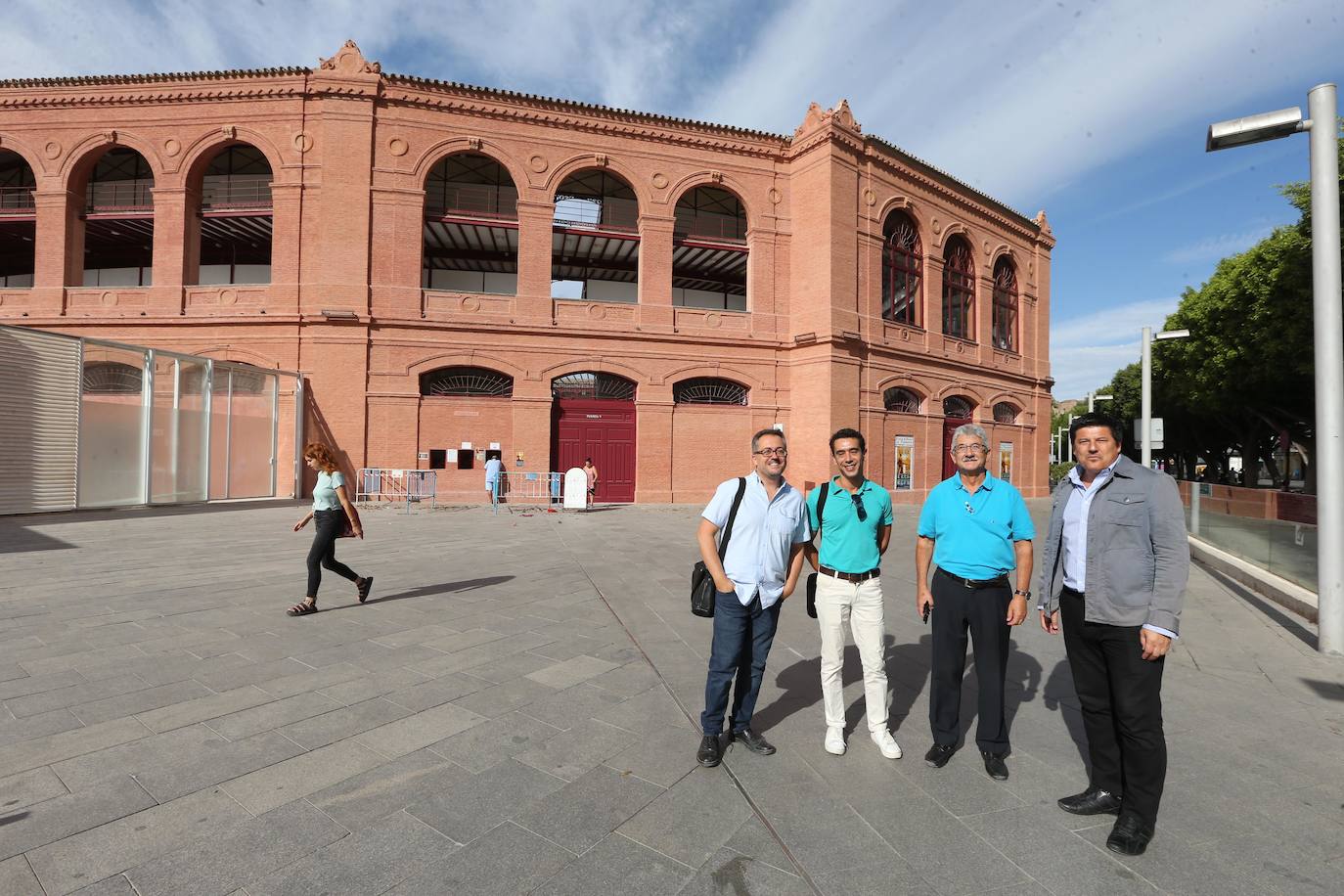 Los malagueños podrán contemplar y disfrutar desde este miércoles la nueva imagen de la plaza de toros de La Malagueta tras el proceso de rehabilitación al que ha sido sometida en el último año por la propietaria de la plaza de toros de la capital, la Diputación de Málaga, y donde se han invertido cinco millones de euros. Una operación diseñada por los arquitectos Manuel Rodríguez, Borja Peñalosa y Rafael Salas 