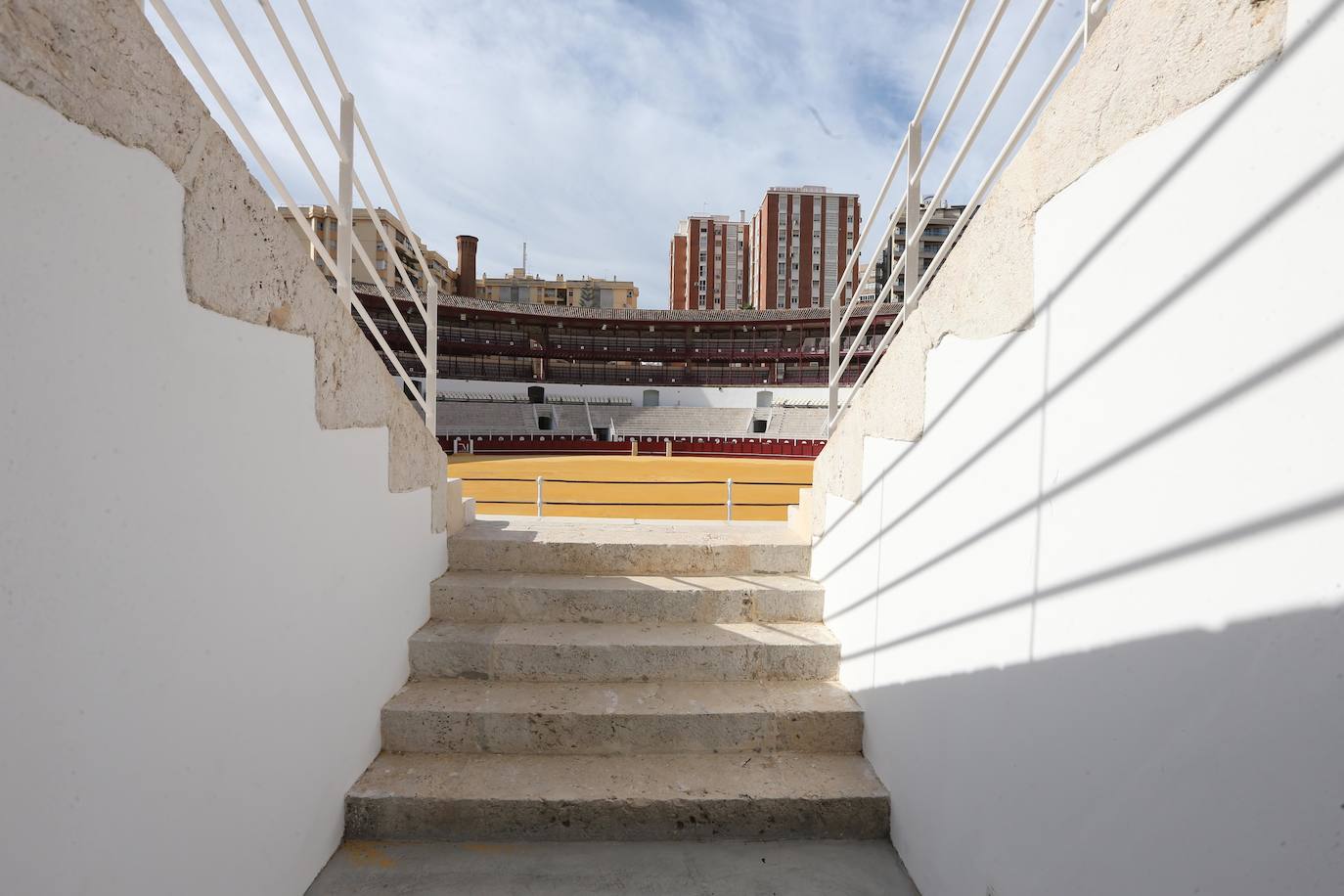 Los malagueños podrán contemplar y disfrutar desde este miércoles la nueva imagen de la plaza de toros de La Malagueta tras el proceso de rehabilitación al que ha sido sometida en el último año por la propietaria de la plaza de toros de la capital, la Diputación de Málaga, y donde se han invertido cinco millones de euros. Una operación diseñada por los arquitectos Manuel Rodríguez, Borja Peñalosa y Rafael Salas 
