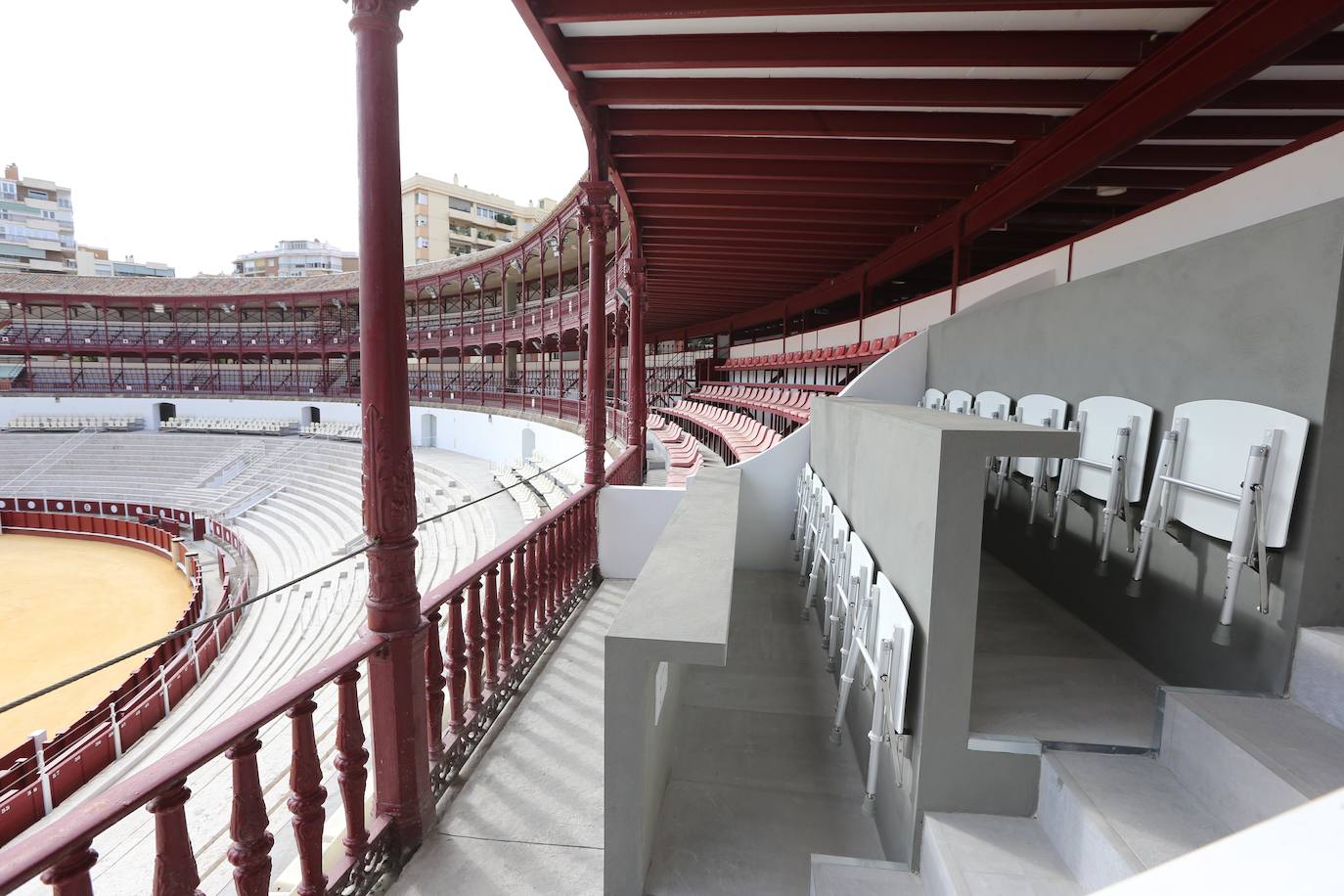 Los malagueños podrán contemplar y disfrutar desde este miércoles la nueva imagen de la plaza de toros de La Malagueta tras el proceso de rehabilitación al que ha sido sometida en el último año por la propietaria de la plaza de toros de la capital, la Diputación de Málaga, y donde se han invertido cinco millones de euros. Una operación diseñada por los arquitectos Manuel Rodríguez, Borja Peñalosa y Rafael Salas 