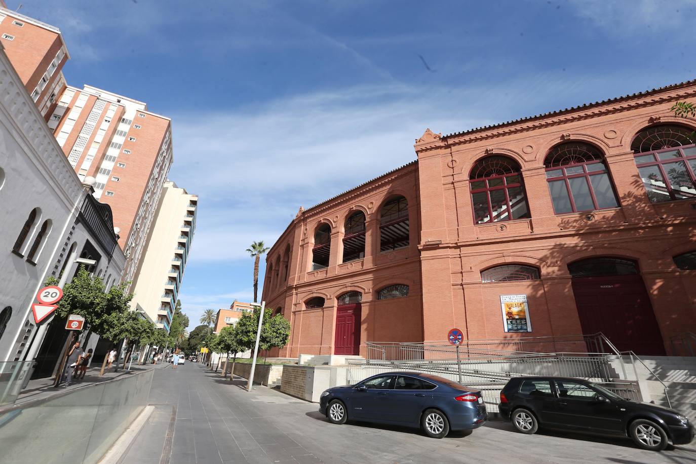 Los malagueños podrán contemplar y disfrutar desde este miércoles la nueva imagen de la plaza de toros de La Malagueta tras el proceso de rehabilitación al que ha sido sometida en el último año por la propietaria de la plaza de toros de la capital, la Diputación de Málaga, y donde se han invertido cinco millones de euros. Una operación diseñada por los arquitectos Manuel Rodríguez, Borja Peñalosa y Rafael Salas 