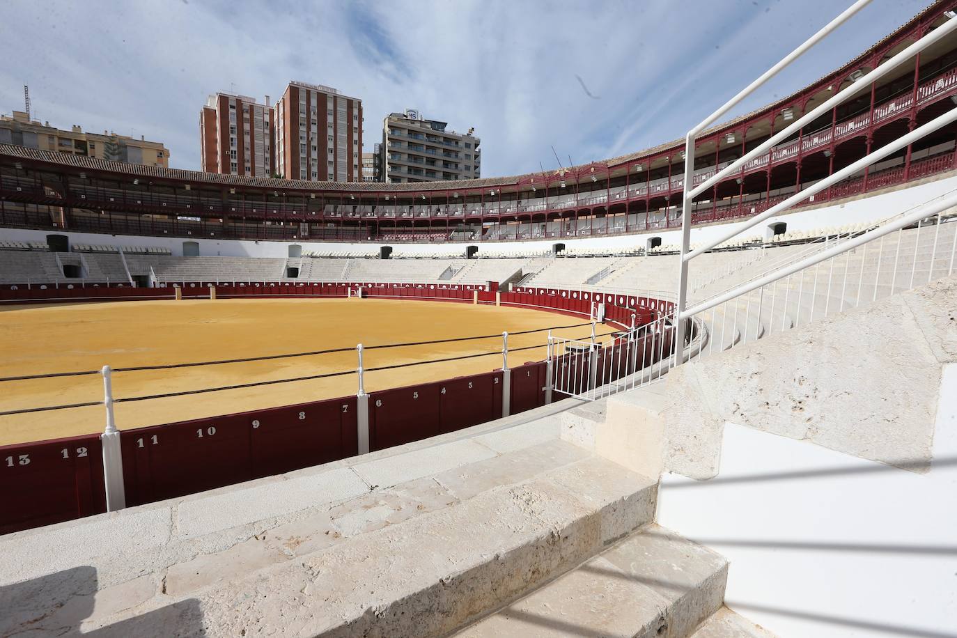 Los malagueños podrán contemplar y disfrutar desde este miércoles la nueva imagen de la plaza de toros de La Malagueta tras el proceso de rehabilitación al que ha sido sometida en el último año por la propietaria de la plaza de toros de la capital, la Diputación de Málaga, y donde se han invertido cinco millones de euros. Una operación diseñada por los arquitectos Manuel Rodríguez, Borja Peñalosa y Rafael Salas 