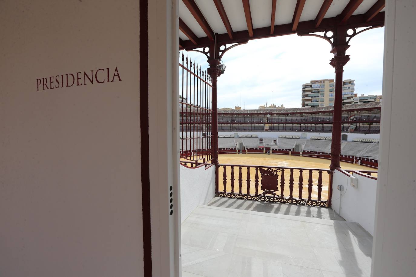 Los malagueños podrán contemplar y disfrutar desde este miércoles la nueva imagen de la plaza de toros de La Malagueta tras el proceso de rehabilitación al que ha sido sometida en el último año por la propietaria de la plaza de toros de la capital, la Diputación de Málaga, y donde se han invertido cinco millones de euros. Una operación diseñada por los arquitectos Manuel Rodríguez, Borja Peñalosa y Rafael Salas 