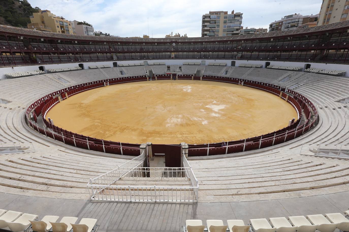 Los malagueños podrán contemplar y disfrutar desde este miércoles la nueva imagen de la plaza de toros de La Malagueta tras el proceso de rehabilitación al que ha sido sometida en el último año por la propietaria de la plaza de toros de la capital, la Diputación de Málaga, y donde se han invertido cinco millones de euros. Una operación diseñada por los arquitectos Manuel Rodríguez, Borja Peñalosa y Rafael Salas 