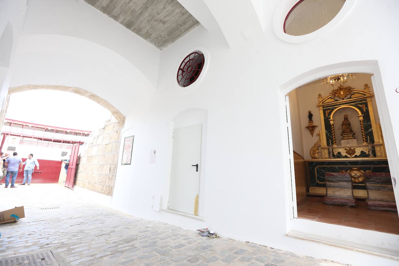 Los malagueños podrán contemplar y disfrutar desde este miércoles la nueva imagen de la plaza de toros de La Malagueta tras el proceso de rehabilitación al que ha sido sometida en el último año por la propietaria de la plaza de toros de la capital, la Diputación de Málaga, y donde se han invertido cinco millones de euros. Una operación diseñada por los arquitectos Manuel Rodríguez, Borja Peñalosa y Rafael Salas 