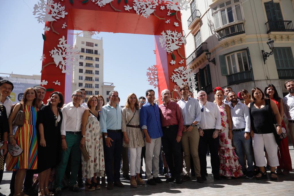 Las mejores imágenes de la jornada del viernes 16 de la Feria de Málaga. Ambiente de la primera noche en el Real