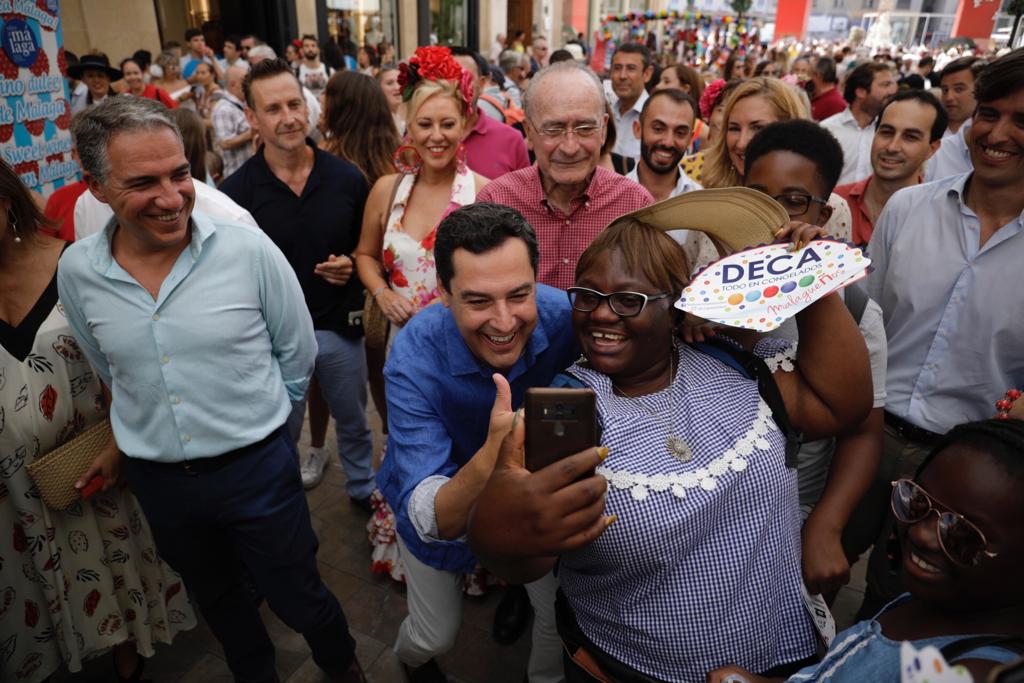 Las mejores imágenes de la jornada del viernes 16 de la Feria de Málaga. Ambiente de la primera noche en el Real