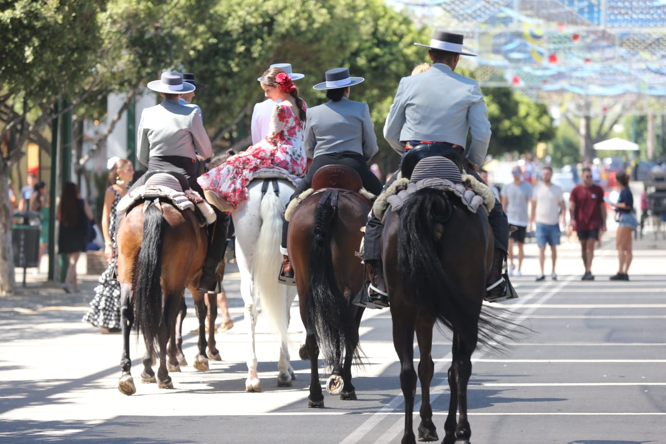 Las mejores imágenes de la jornada del viernes 16 de la Feria de Málaga. Ambiente de la primera noche en el Real