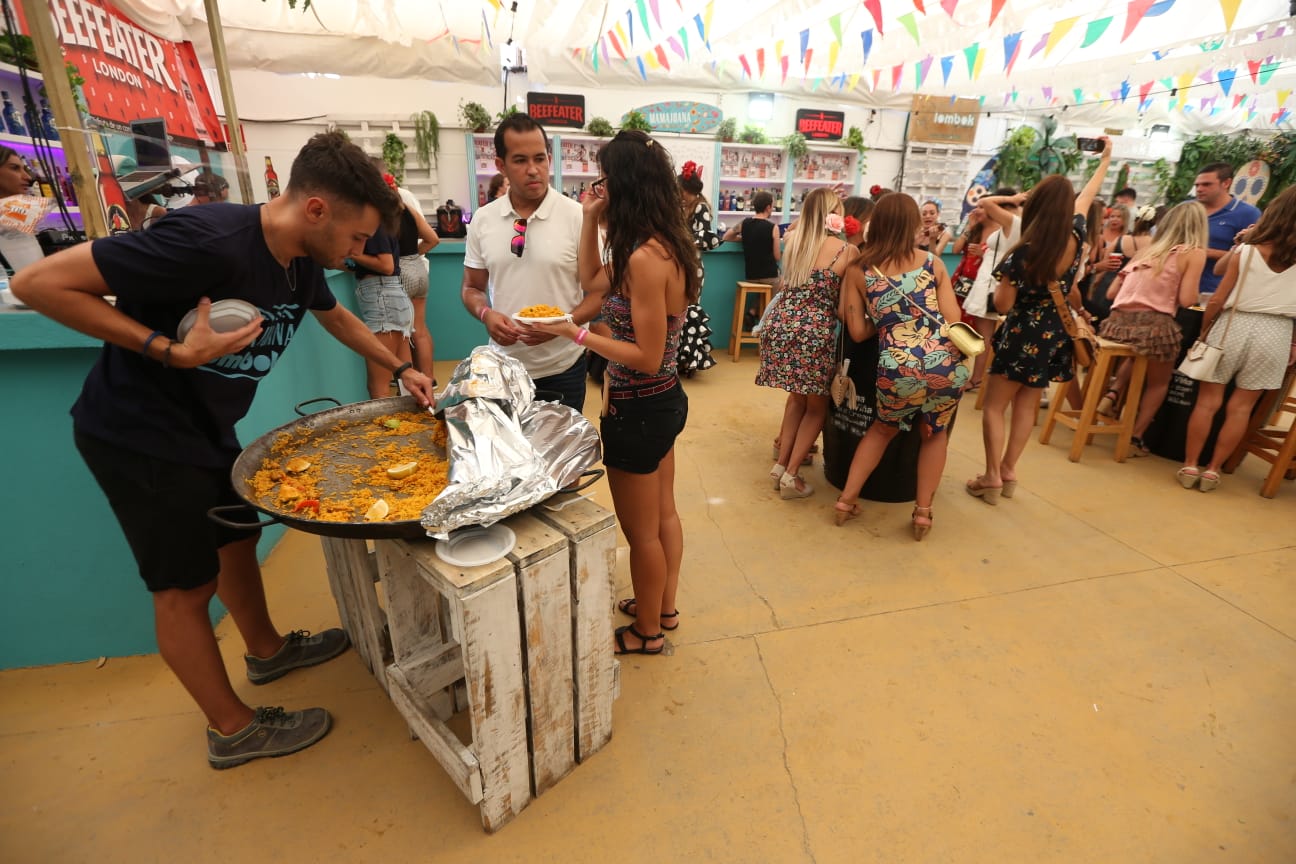Las mejores imágenes de la jornada del viernes 16 de la Feria de Málaga. Ambiente de la primera noche en el Real