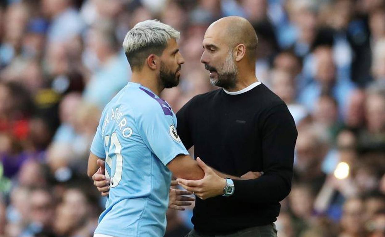 Agüero y Guardiola, discutiendo tras el cambio.