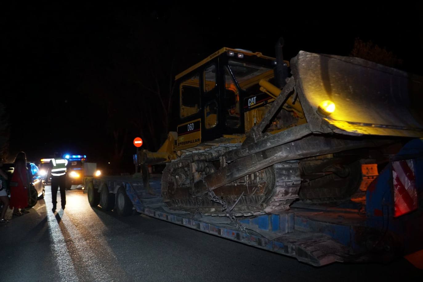 Maquinaria pesada llegada durante la noche para ayudar en la extinción. 