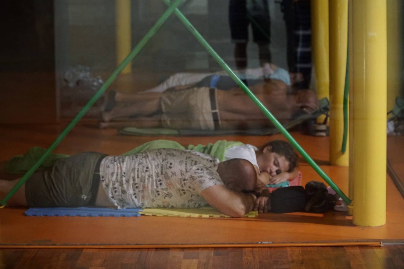 Vecinos realojados en el polideportivo El Carmen.