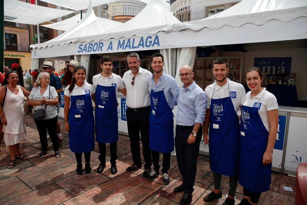 Malagueños y visitantes se han lanzado hoy a la calle para disfrutar el día festivo en la Feria.