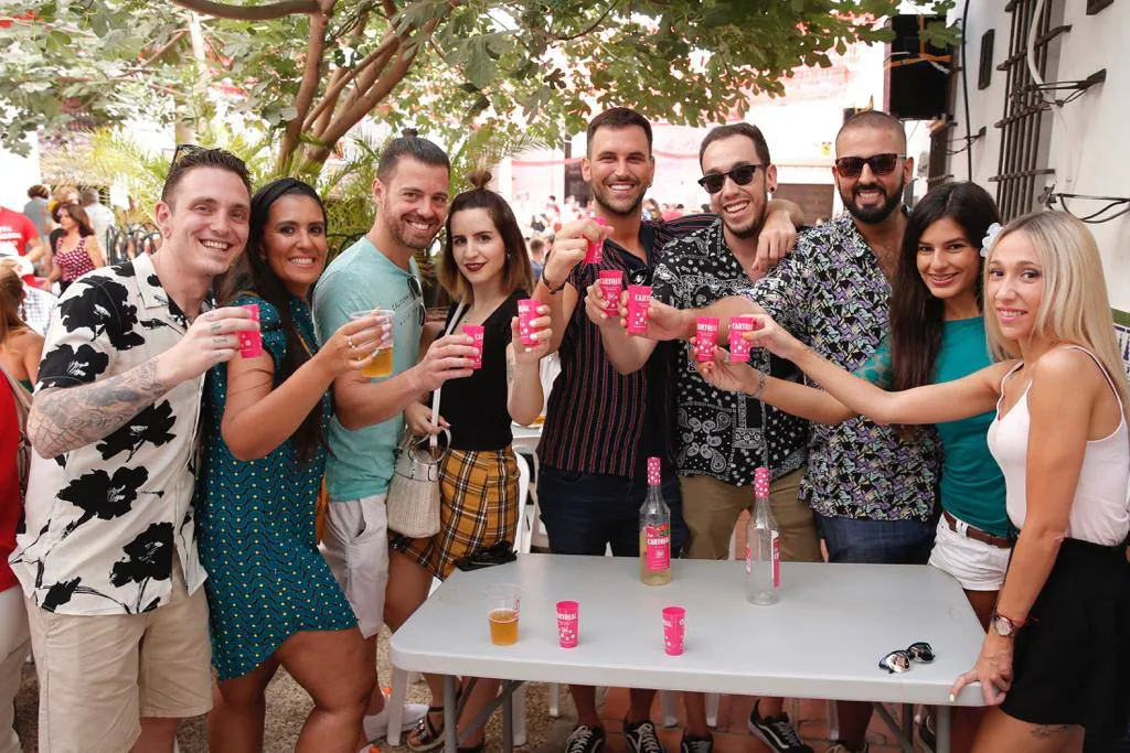 Malagueños y visitantes se han lanzado hoy a la calle para disfrutar el día festivo en la Feria.